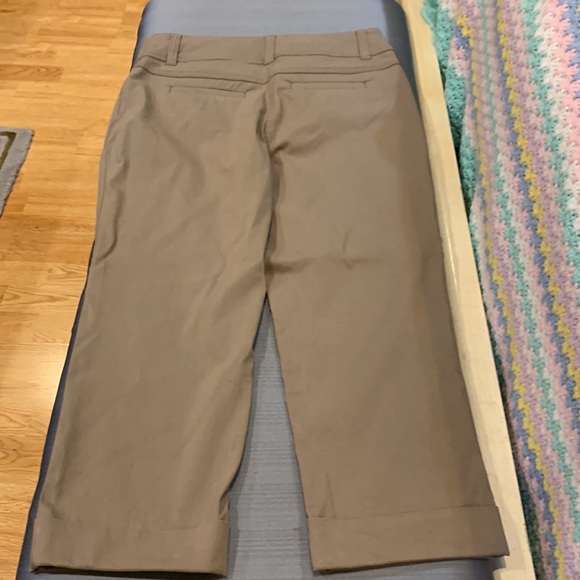 Style and Co taupe cargo Capri length pants, size 6. - Picture 6 of 6